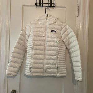 White Patagonia with hood in a size XS